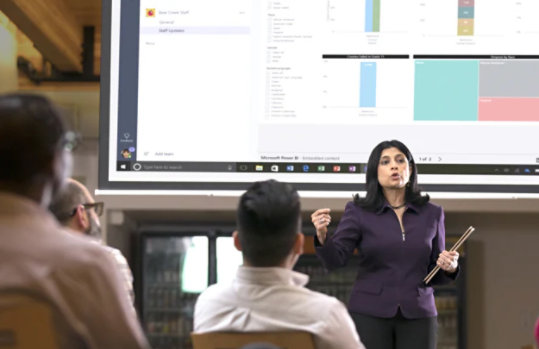 プレゼンテーションをしている女性