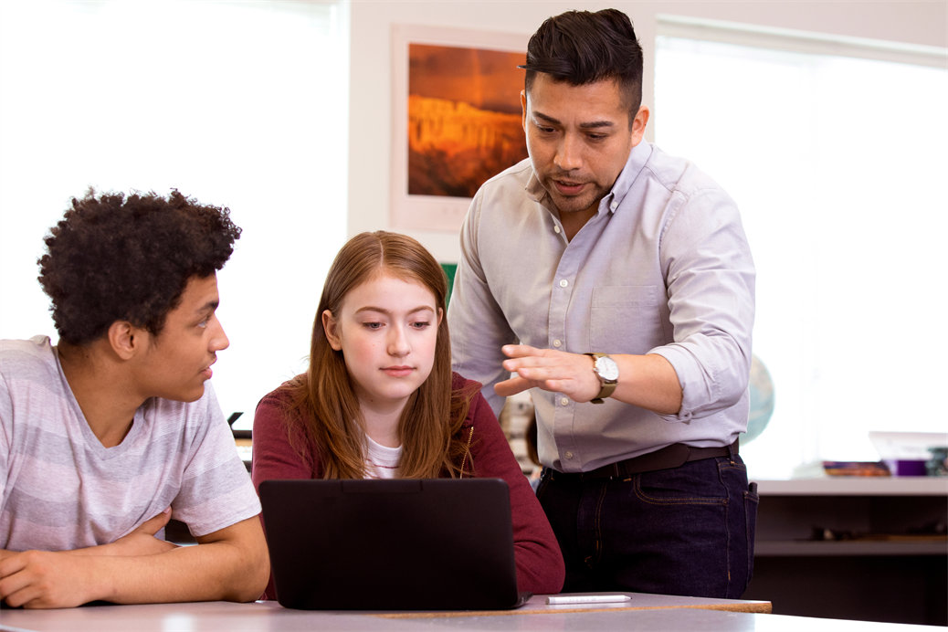 パソコンを見て、ディスカッションをしている三人
