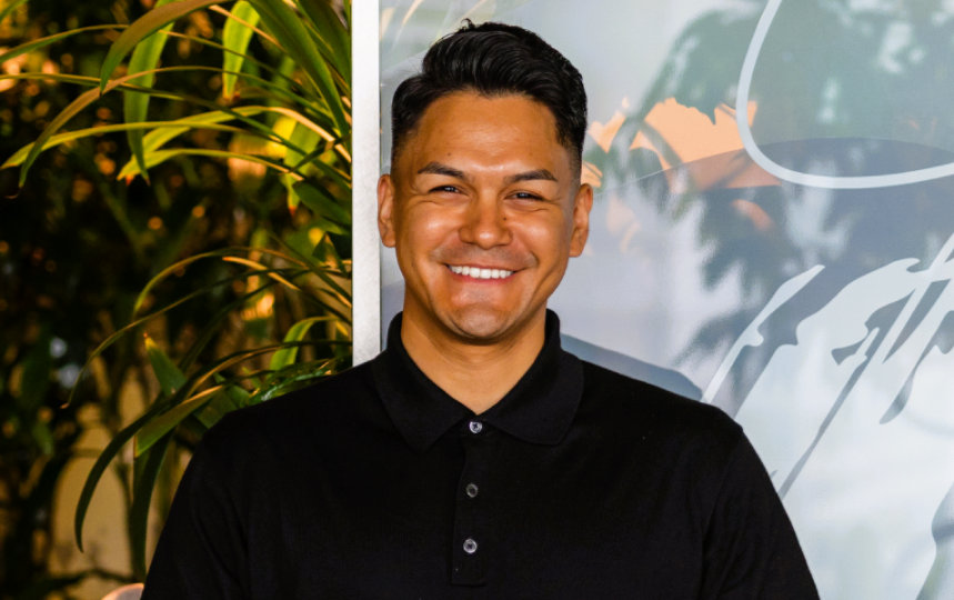 観葉植物が背景にある室内で笑顔でカメラ目線なMauricio