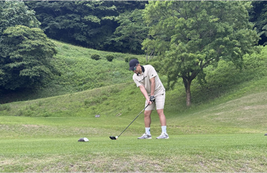 ゴルフをしているMauricio