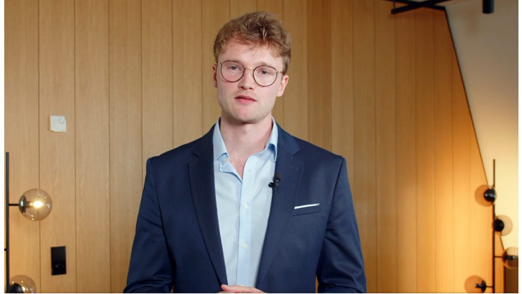 Man vor Holzwand in hellem Raum