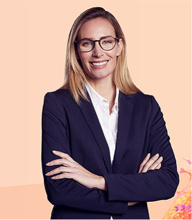 Frau mit Brille, Arme vor der Brust verschrenkt. Orangener Hintergrund