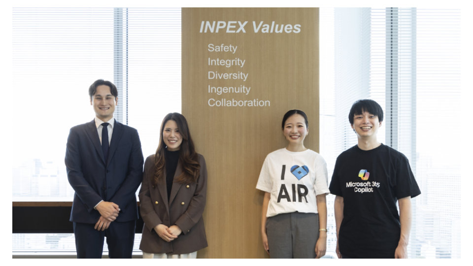 Safety、Integrity、Diversity、Ingenuity、Collaborationと記されたINPEX Valuesの柱の前で笑顔の4人のプロフェッショナル。