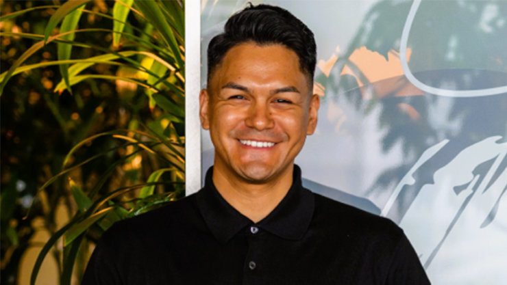 観葉植物が背景にある室内で笑顔でカメラ目線なMauricio