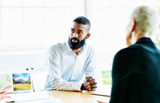 ミーティングルームで会話する人々