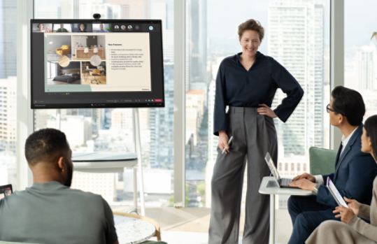 Surface Hub を使ってプレゼンテーションをするビジネス パーソン