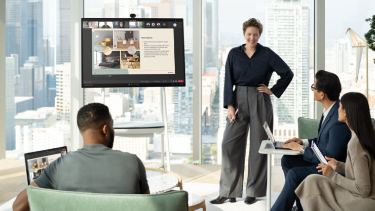Surface Hub を使ってプレゼンテーションをするビジネス パーソン