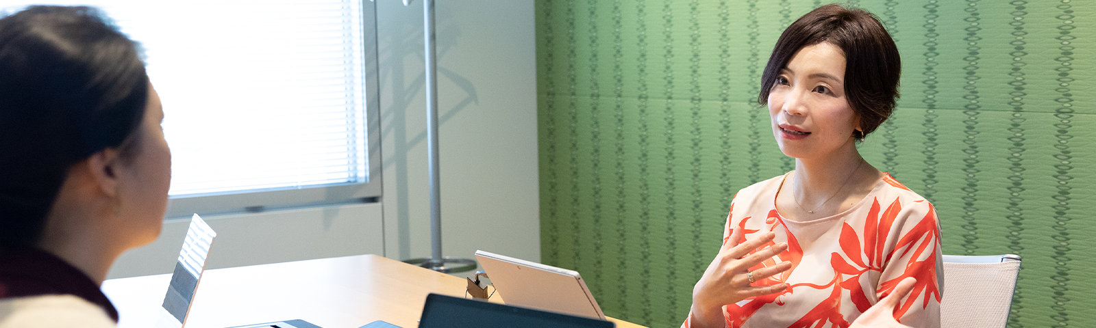 他の社員と話をする Norie さん