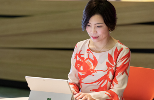 ノート PC を操作する Norie さん