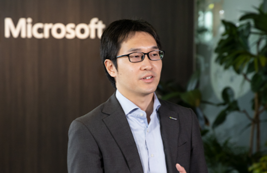 話をする Takayasu さん