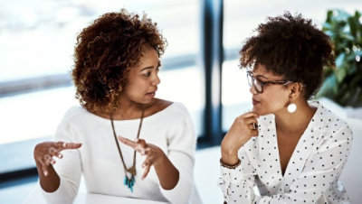 女性2人が横に並び、話をしている