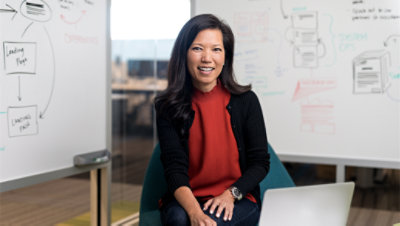 女性が笑顔で正面を向いて微笑んでいる