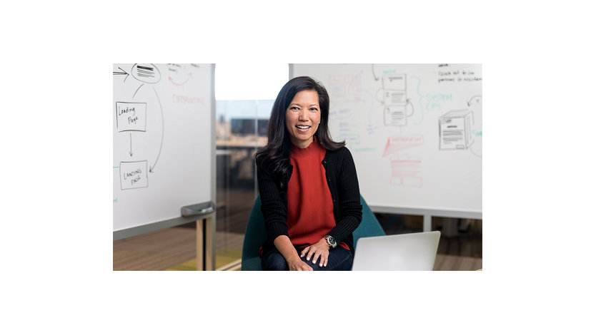 女性が笑顔で正面を向いて微笑んでいる