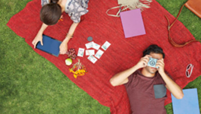 公園でピクニックをする男女