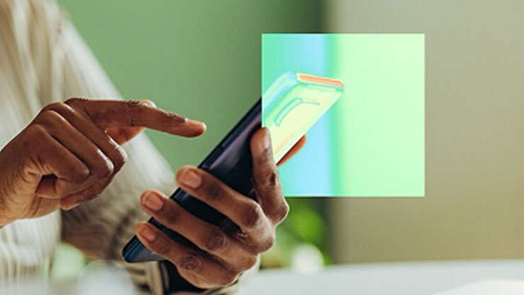 Hände bedienen ein Smartphone vor grünem Hintergrund mit leuchtendem Quadrat.