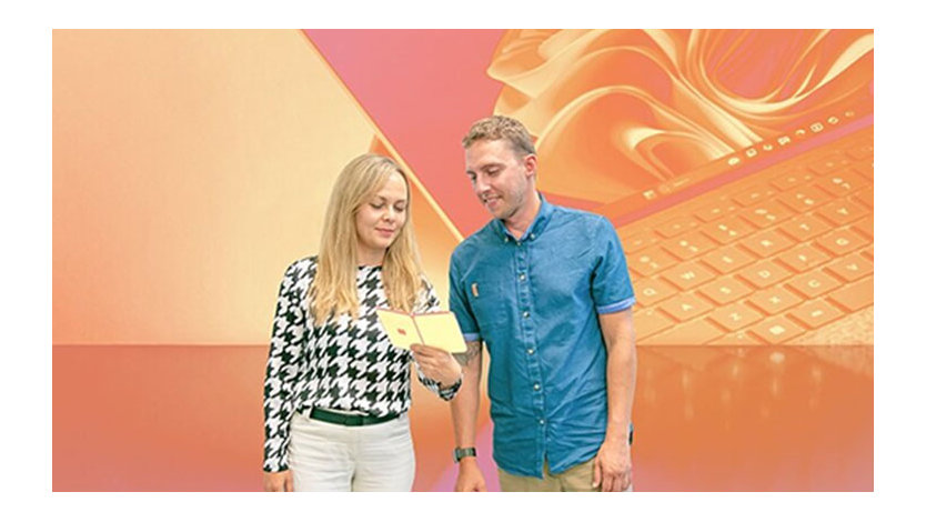 Frau und Mann betrachten eine Karte vor abstraktem, orangefarbenem Hintergrund, der einen Laptop darstellt.