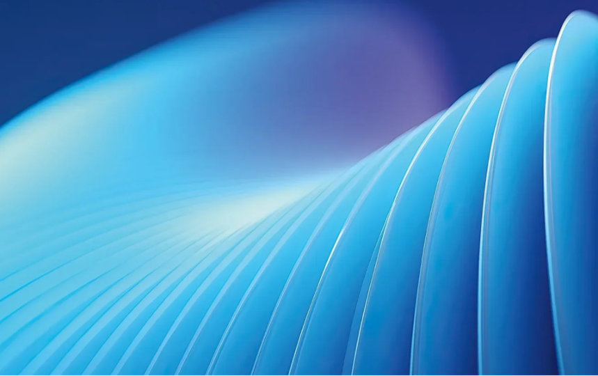 Eine abstrakte Komposition präsentiert geschwungene, fächerförmige Linien in verschiedenen Blautönen, die einen dynamischen Wirbel bilden.