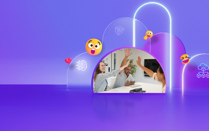 Drei Mitarbeiter geben sich ein High Five