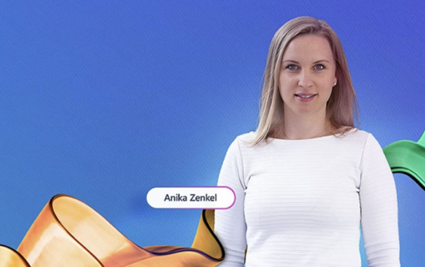 Eine blonde Frau in weißem Oberteil, lächelt vor einem leuchtend blauen Hintergrund. Abstrakte, wirbelnde Formen in Türkis und Gold ergänzen die Szene. Sie präsentiert Informationen zur Microsoft AI-Show.