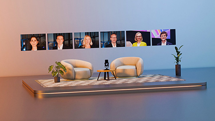 Virtuelle Bühne mit Sesseln, Mikrofon, Pflanzen und Bildschirmen, die Personen zeigen.