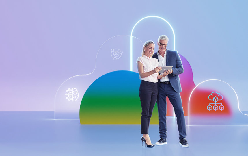 Eine Frau und ein Mann, sie hält einen Laptop in den Händen, stehen vor violettem Hintergrund