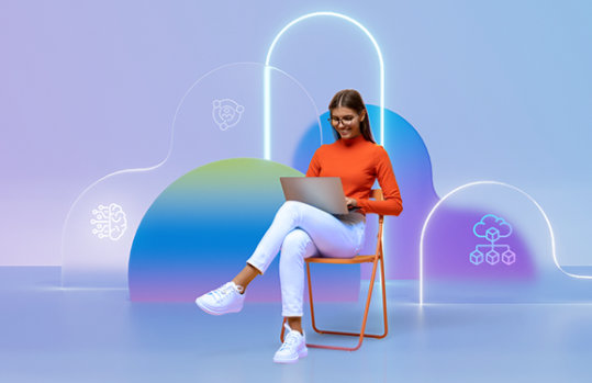 Eine Frau sitzt auf einen Stuhl, auf ihrem Schoß hält sie einen Laptop. Der Hintergrund ist violett.