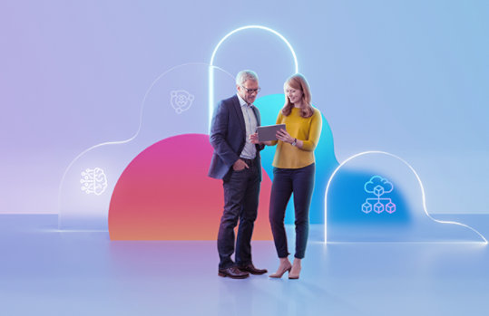 Eine Frau und ein Mann, sie hält ein Tablet in den Händen, stehen vor violettem Hintergrund