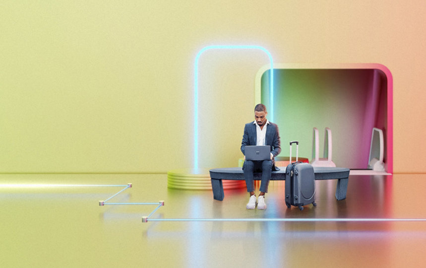 Eine Person sitzt mit einem Koffer auf einer Bank und bedient einen Laptop. Im Hintergrund sind dekorative Elemente. Der Hintergrund ist in Gelbtönen gehalten