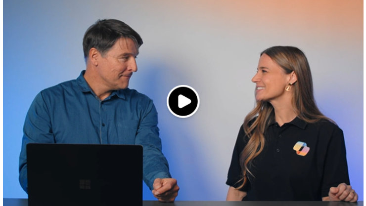 Ein Mann und eine Frau unterhalten sich. Der Hintergrund ist in blau-oranges Licht getaucht.