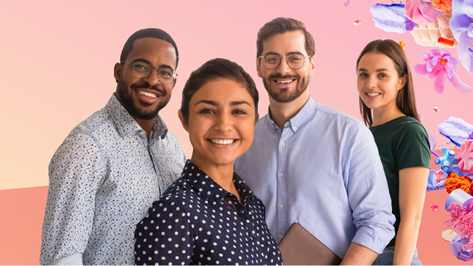 Eine Gruppe von vier Personen lächelt in die Kamera, umgeben von abstrakten floralen Formen.