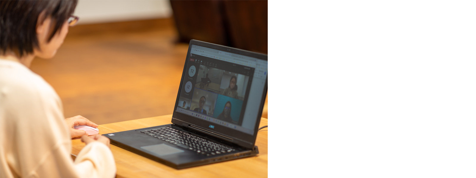 ノートパソコンで作業する小幡金沢さん