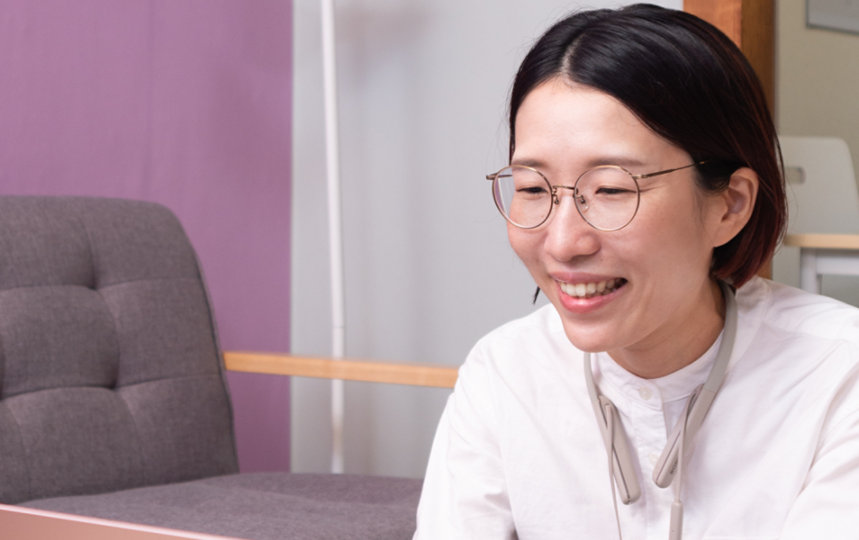 認定NPO育て上げネットのキャリアコンサルタント鈴木さん（女性）がノートパソコンの画面を見つめている様子（正面）