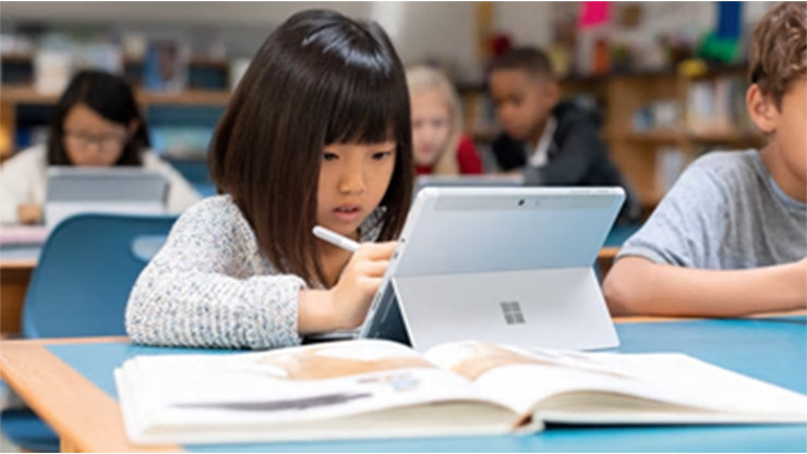 ラップトップに取り組んでいる小さな女の子