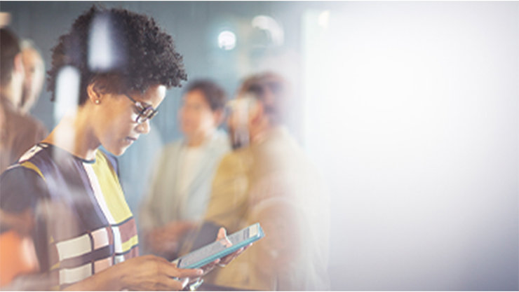 学校のロビーでタブレットを操作する女性