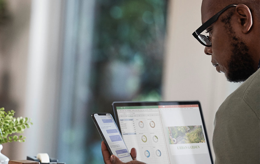 リモートワークをする男性