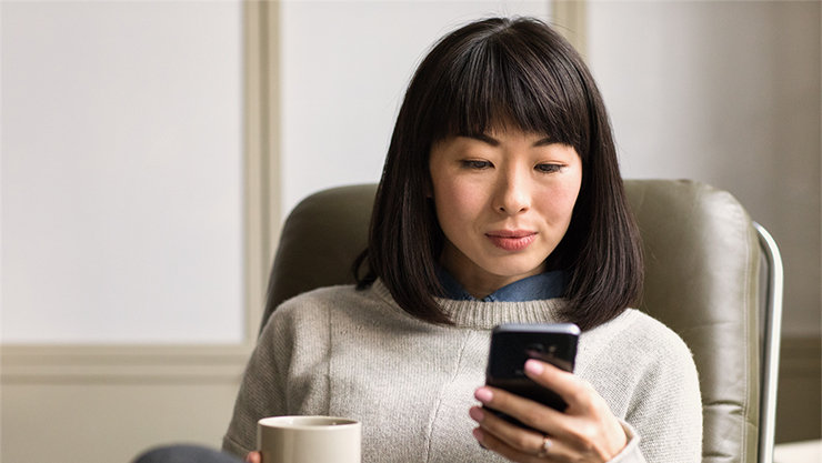 彼女の電話を使用している女の子