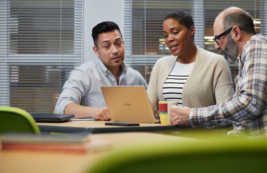 ラップトップを他の 2 人の男性と共有している 1 人の女性