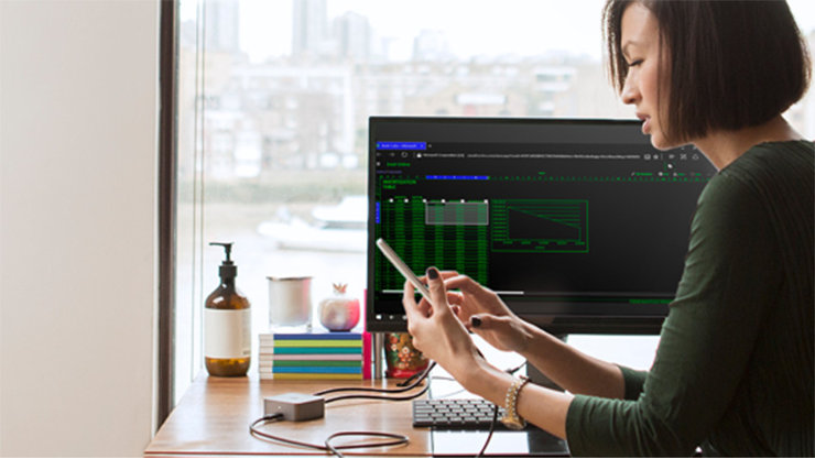 画面読み上げソフトを使用する女性