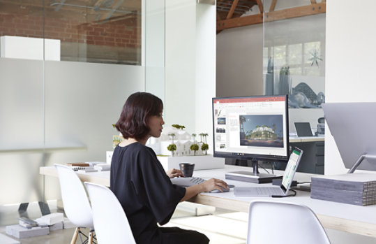 女性 オフィスからチーム メンバーとリモートワークしている