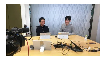 カメラの前で微笑む二人