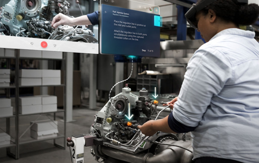 Mixed Realityのアナウンスによって、工場で機械を操作する人