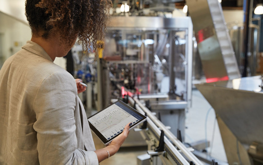 工場でタブレットを取り扱う女性