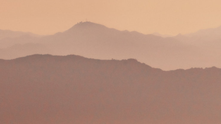 Ein dekoratives Bild mit schemenhaft angedeuteten Bergen