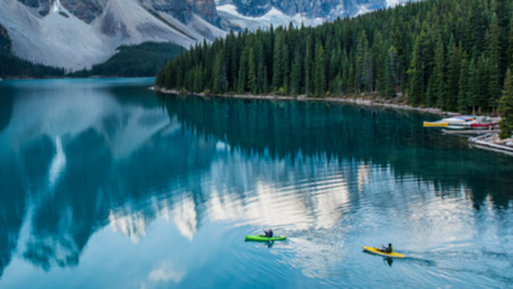 Ein See in welchem sich Berge spiegeln