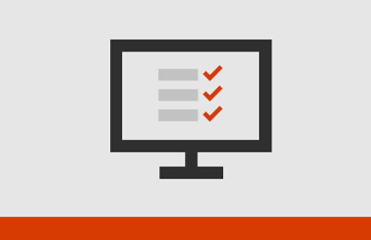 赤いチェックマーク付きのチェックリストが表示されたデスクトップモニターアイコンと、下部にオレンジ色のストライプ。