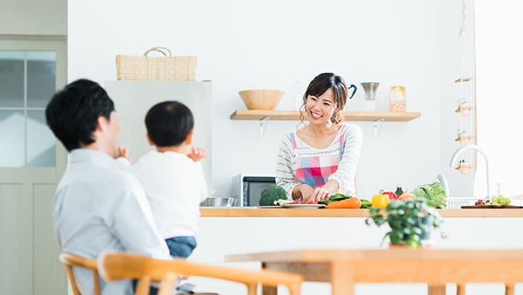 キッチンの主婦と家族