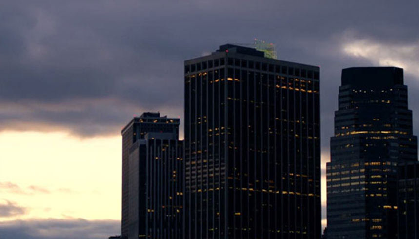 Vooraanzicht van drie gebouwen in het avondlicht