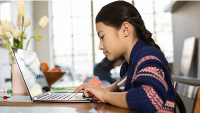 ノートパソコンで勉強している若い女の子