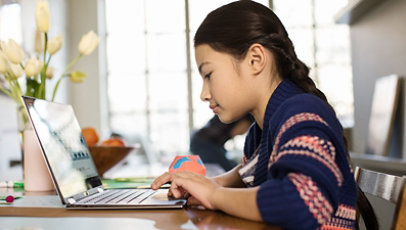 ノートパソコンで勉強している若い女の子