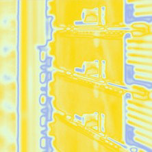 データセンターの機器を思わせる黄色と青の抽象画。
